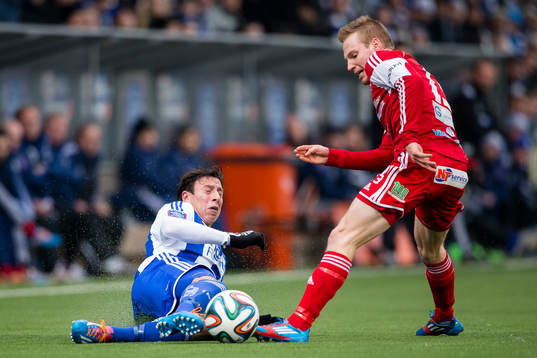 IFK Göteborgs Martin Smedberg-Dalence glidtacklar mot