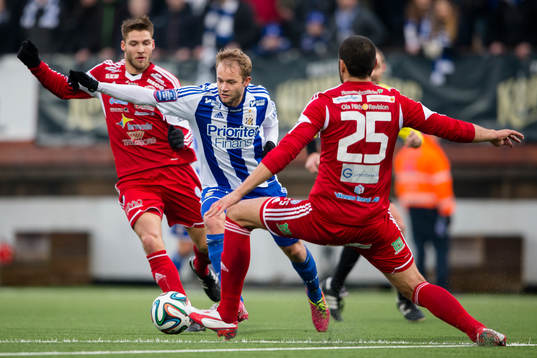 IFK Göteborgs Robin Söder mot Värnamos Juan Robledo