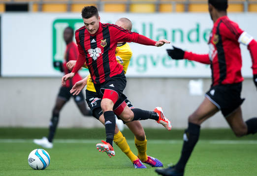 Östersunds Jamie Hopcutt tar sig förbi Elfsborgs