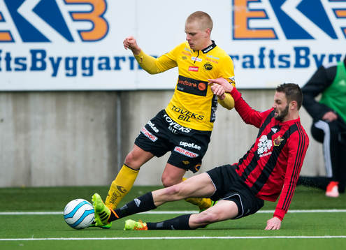 Östersunds Tomas Peciar bryter bollan av Elfsborgs Per