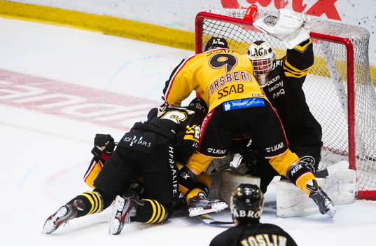 s målvakt Daniel Larsson