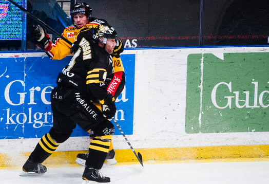 s Fredrik Svensson tacklar Luleås Pavel Skrbek