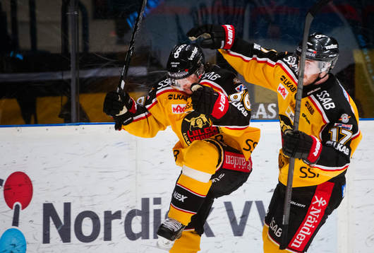 Luleås Linus Klasen jublar tillsammans medLinus Persson