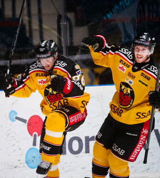 Luleås Linus Klasen jublar tillsammans medLinus Persson