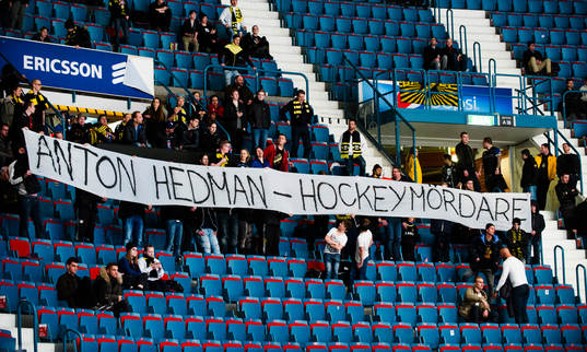 s klack håller upp en banderoll som det står "Anton