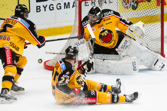 Luleås Marcus Fagerudd och Anton Hedman framför målvakt