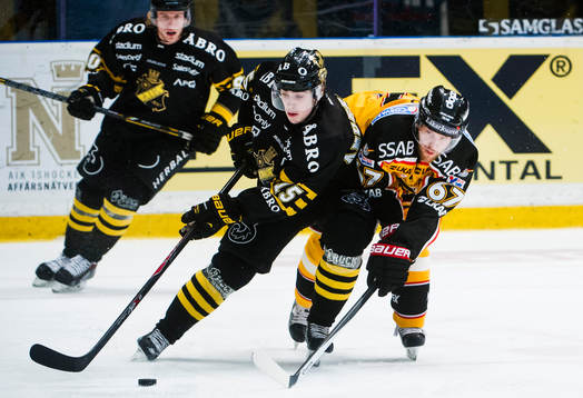 s Jonathan Andersson  jagas av Luleås Linus Omark