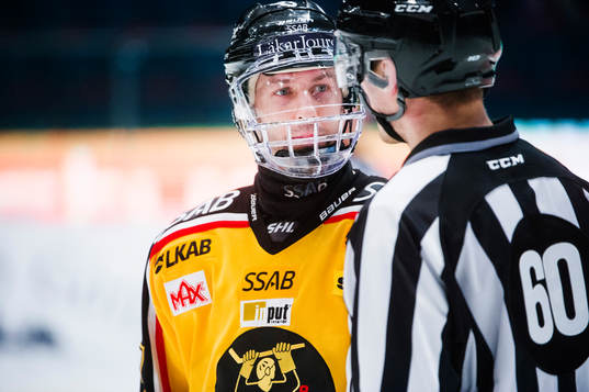 Luleås Per Ledin har en diskussion med domaren