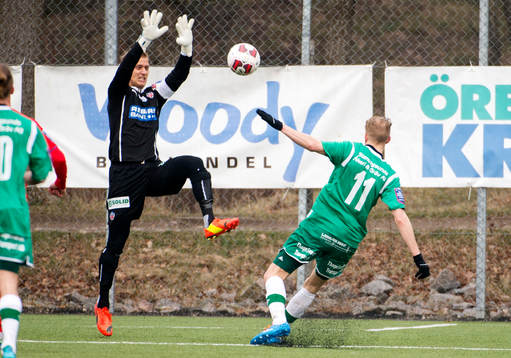 Helsingborgs målvakt Pär Hansson räddar ett skott från