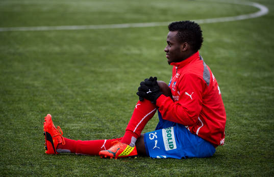 Helsingborgs David Accam stretchar innan fotbollsmatchen i