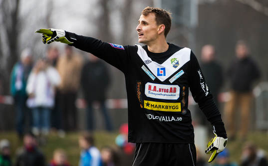 Ljungskiles målvakt Alexander Horwath pekar