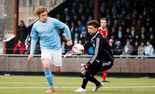 Malmös Emil Forsberg rundar Degerfors målvakt August