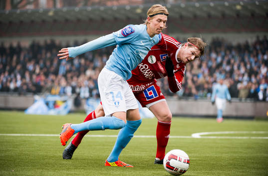 Malmös Simon Kroon tar sig förbi en Degerfors spelare