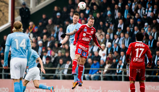 Malmös Pontus Jansson i nickduell med Degerfors Tobias