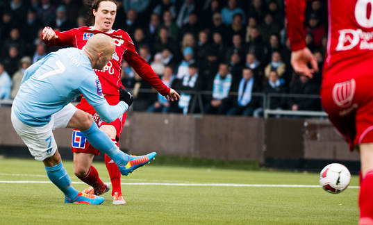 Malmös Magnus Eriksson skjuter bollen i mål