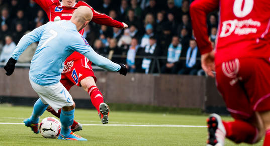 Malmös Magnus Eriksson skjuter bollen i mål