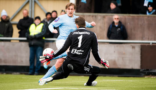 Malmös Emil Forsberg kommer fri mot Degerfors målvakt