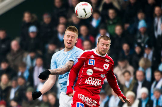 Malmös Pontus Jansson i nickduell med Degerfors Tobias