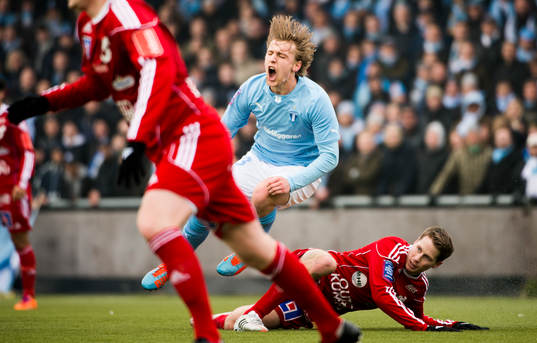 Degerfors Patrik Anttonen kapar Malmös Emil Forsberg