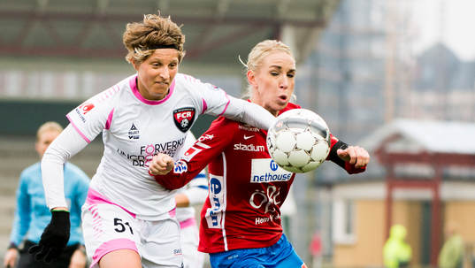 FC Rosengårds Lisa Ek i kamp om bollen med Örebros Elin