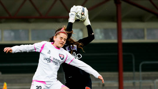 FC Rosengårds Sarah Mellouk försöker störa Örebros