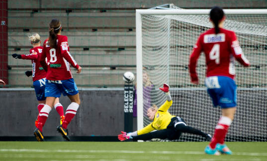 Örebros Sanna Talonen skjuter in 0-1