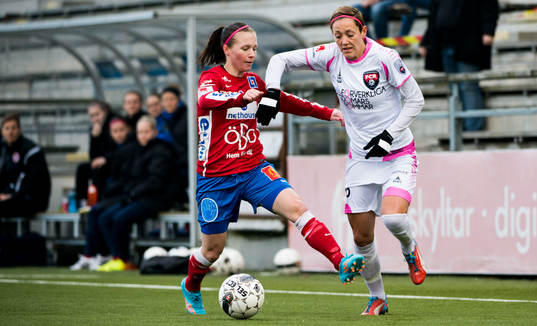 FC Rosengårds Therese Sjögran i kamp om bollen med