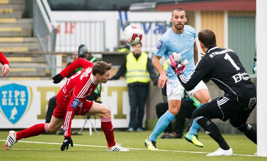 Malmös Guillermo Molins spelar in bollen