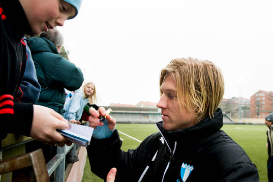 Malmös Simon Kroon skriver autografer