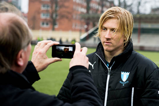Malmös Simon Kroon gör en intervju
