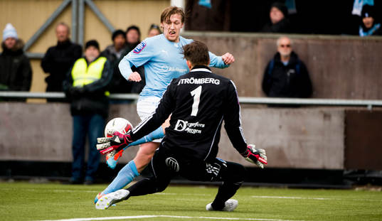 Malmös Emil Forsberg försöker göra mål bakom Degerfors