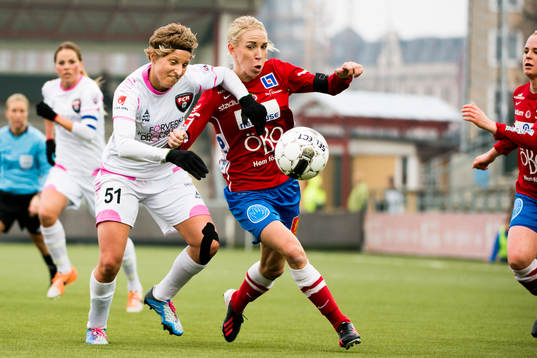 FC Rosengårds Lisa Ek i kamp om bollen med Örebros Elin