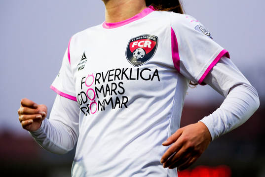 FC Rosengårds nya emblem på brösten på matchtröjorna