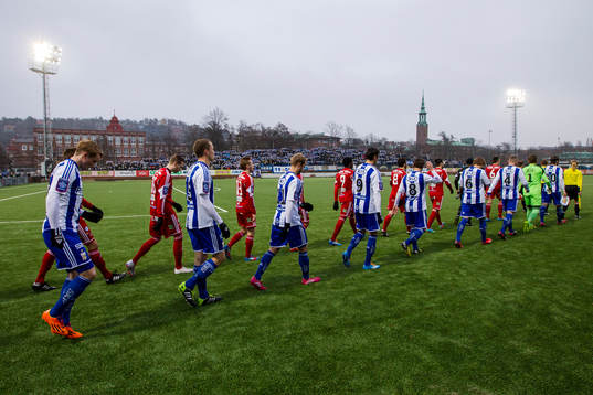 IFK Göteborg och Värnamo på väg in till fotbollsmatchen