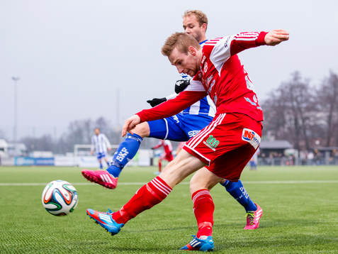Värnamos Tobias Englund rensar undan bollen före IFK
