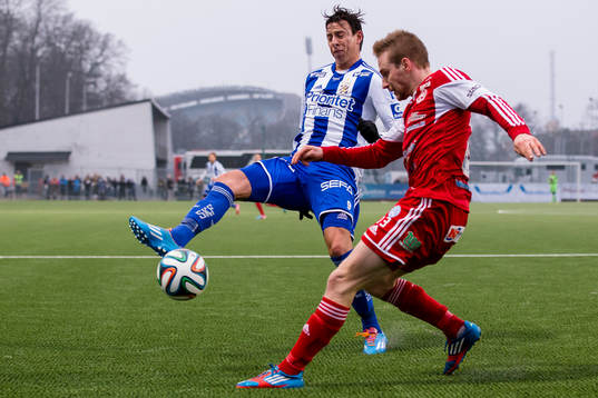 Värnamos Tobias Englund hinner före IFK Göteborgs Martin