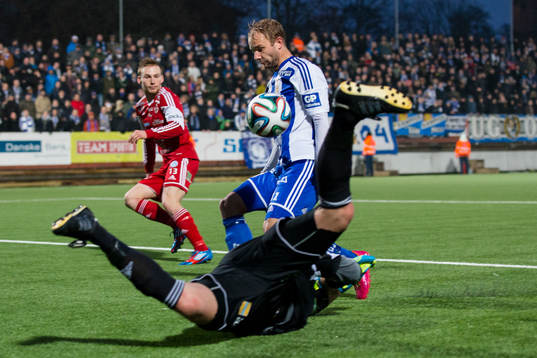 IFK Göteborgs Robin Söder får med sig bollen förbi