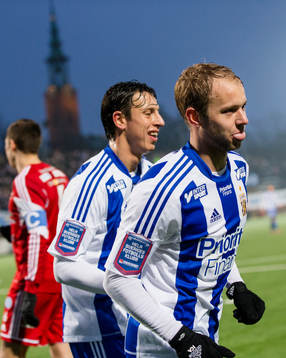 IFK Göteborgs Robin Söder jublar lättat ihop med Martin