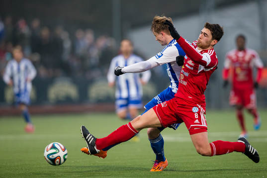 IFK Göteborgs Sam Larsson skjuter ett skott
