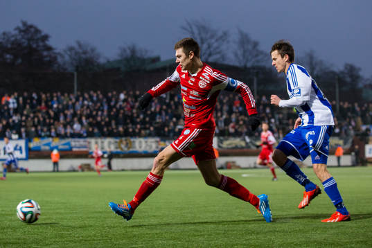 Värnamos lagkapten Martin Claesson jagad av IFK Göteborgs