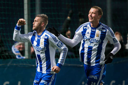 IFK Göteborgs Kjetil Waehler jublar ihop med Jakob