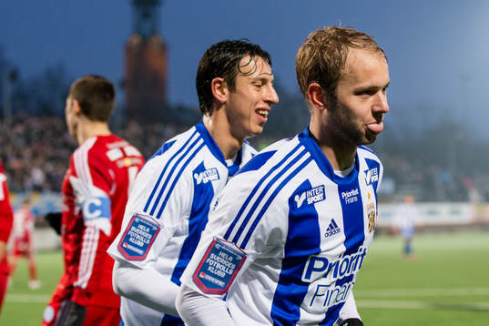 IFK Göteborgs Robin Söder jublar lättat ihop med Martin