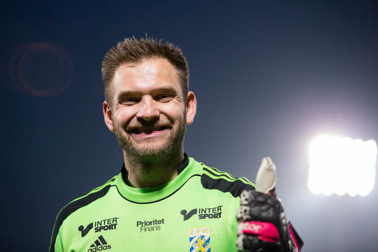 IFK Göteborgs målvakt John Alvbåge glad och gör tummen