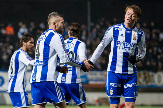IFK Göteborgs Kjetil Waehler grattas till sitt 1-0 mål av