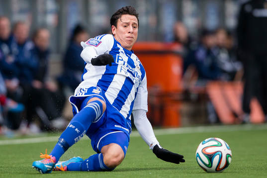 IFK Göteborgs Martin Smedberg-Dalence glidtacklar