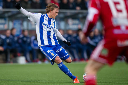 IFK Göteborgs Ludwig Augustinsson skjuter en frispark