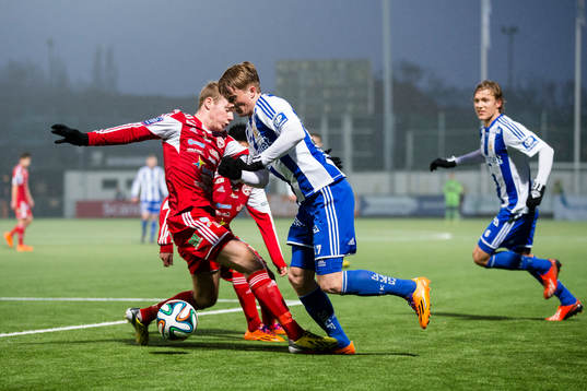 IFK Göteborgs Sam Larsson dribblar sig förbi sin bevakare