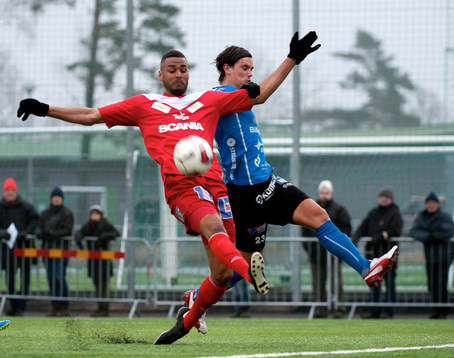 Assyriskan Kyle Konwea rensar framför Halmstads Marcus