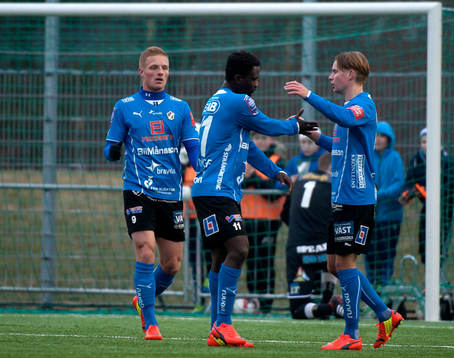 Halmstads Johan Blomberg jublar med King Osei Gyan,
