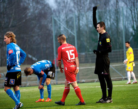 Assysriska Goerge Makdissi får gul kort, domare Nermin